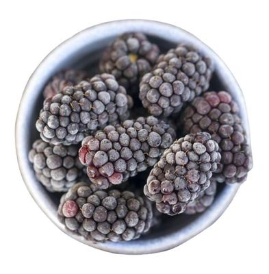 Fruta de morera congelada dulce moras y frambuesas en embalaje de cartón de patrón completo